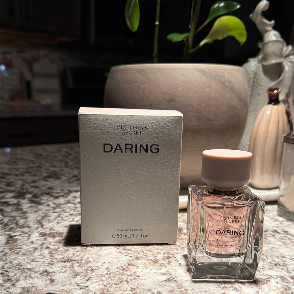 Victoria's Secret Daring Eau de Parfum in Cream Box -NEW IN BOX- 1.7 fl
